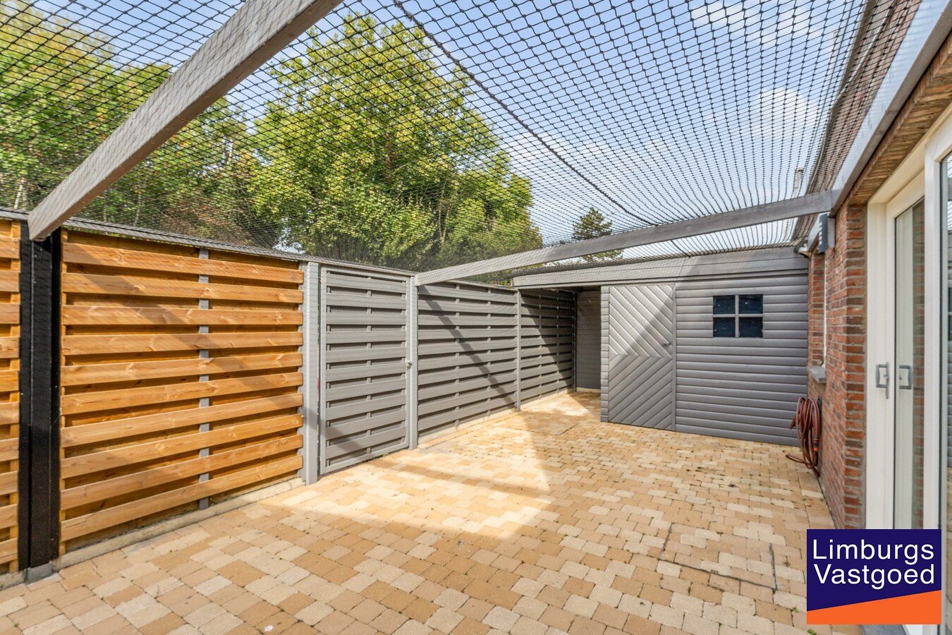 Gelijkvloers appartement, 78 m², 2 slpk, ruim terras, autostaanplaats 