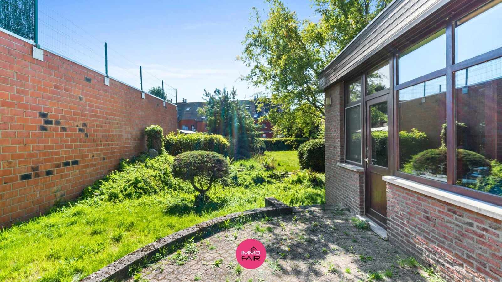 Polyvalent handelspand met duplexappartement in hartje Lanaken! 