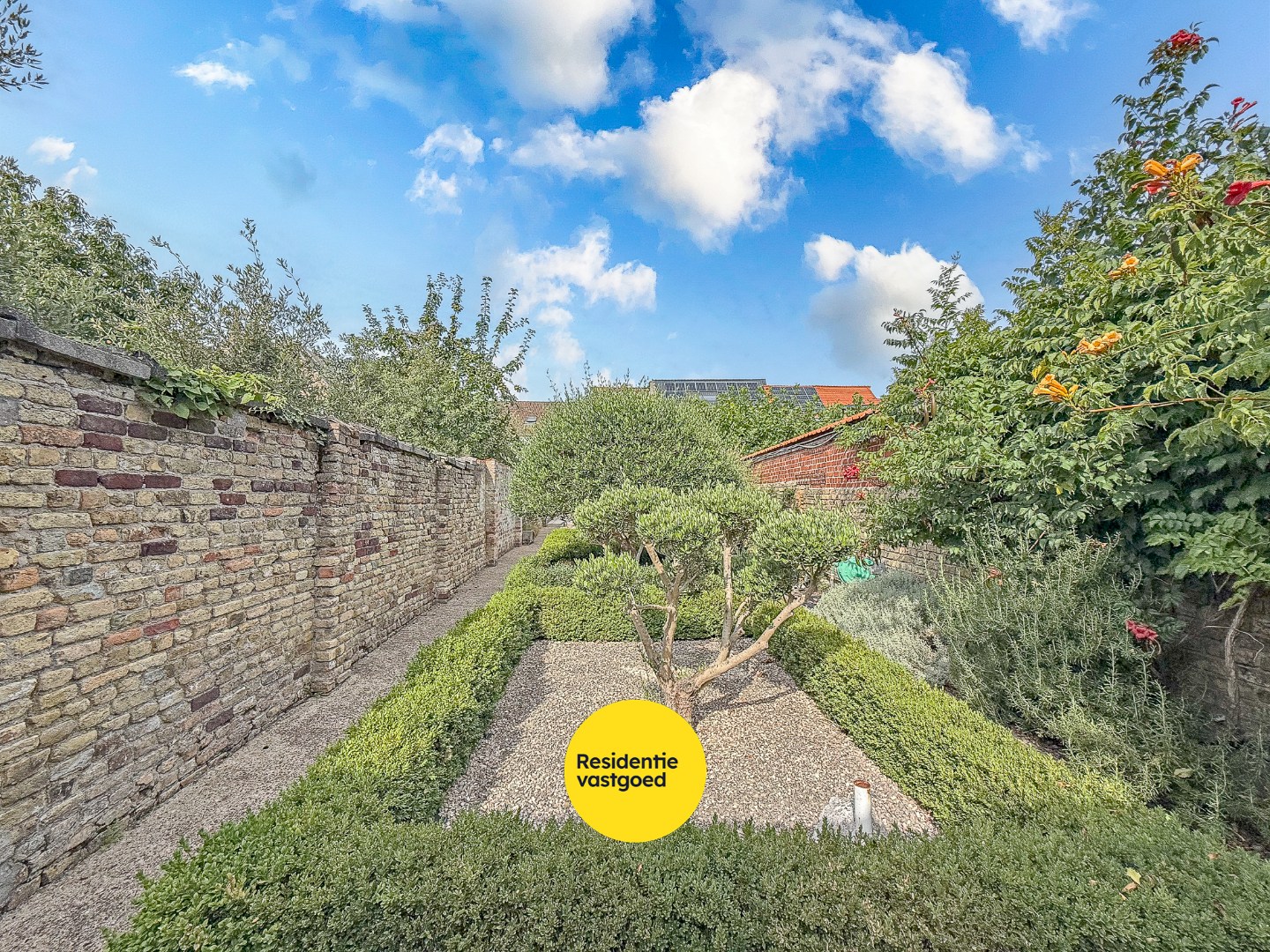 Prachtig herehuis met woonst en handelsruimte te Nieuwpoort-Stad op een zeer commerciële ligging in de Marktstraat op 400 m². 