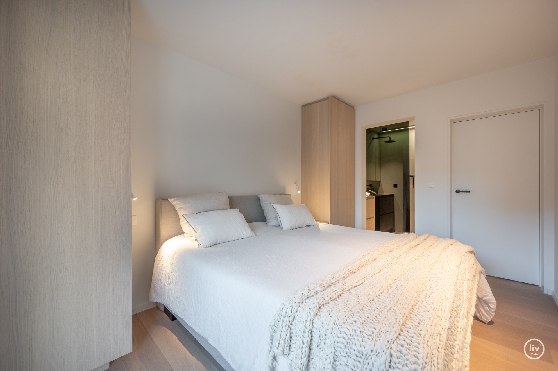 Prachtig ruim 2 slaapkamerappartement met mooie gevelbreedte en groot zonneterras op een topligging vlakbij de Dumortierlaan te Knokke. Garage mogelijk in het gebouw. 