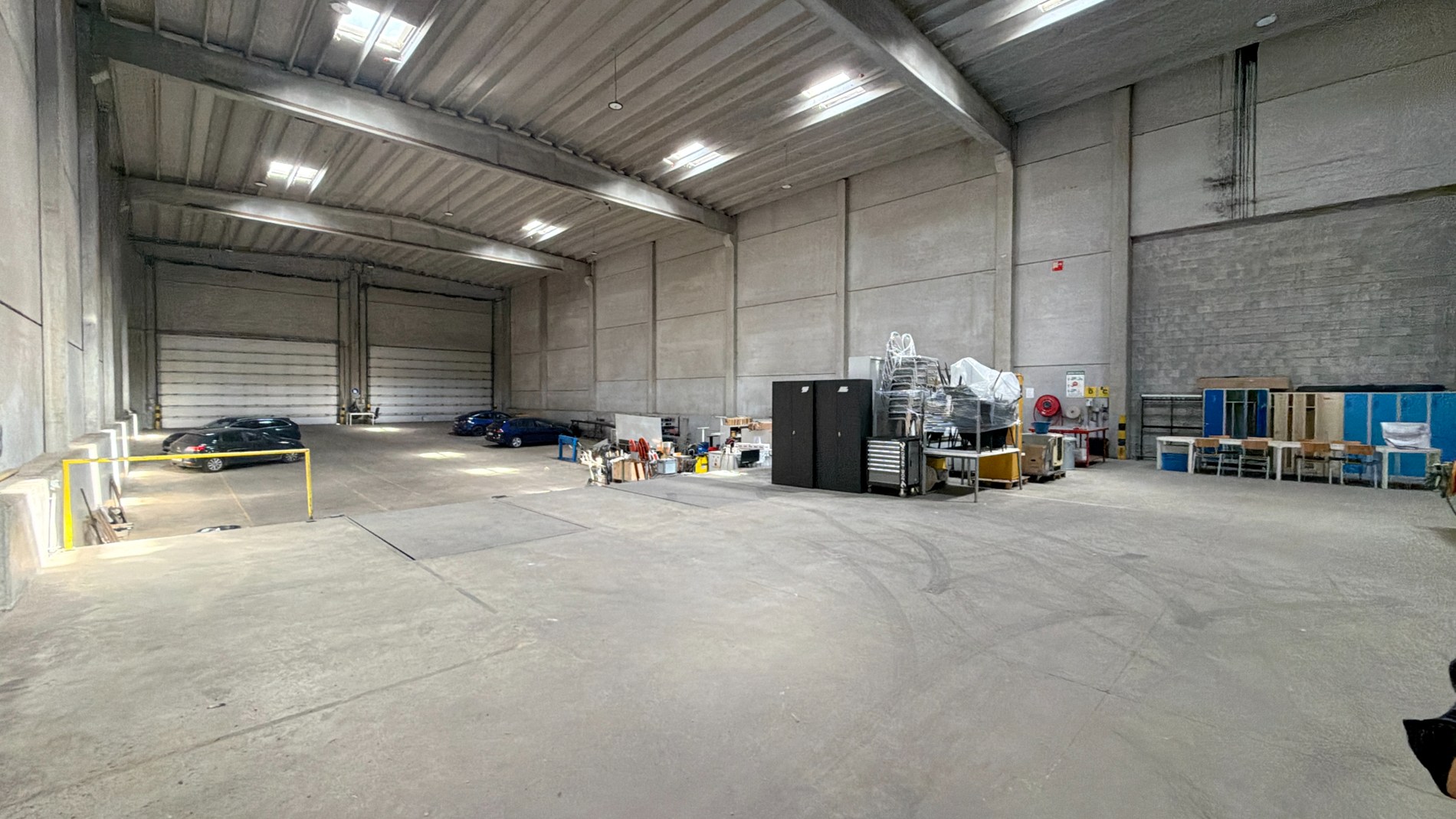 Magazijn met laadkade en nieuwbouw kantoren in haven Antwerpen