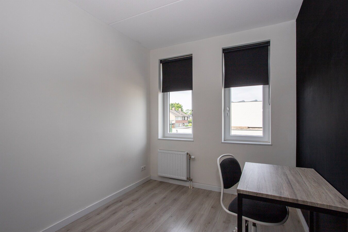 Nagenoeg nieuwe, netjes afgewerkte tussenwoning op 112 m² met berging, overkapping en een vrije achterom. 