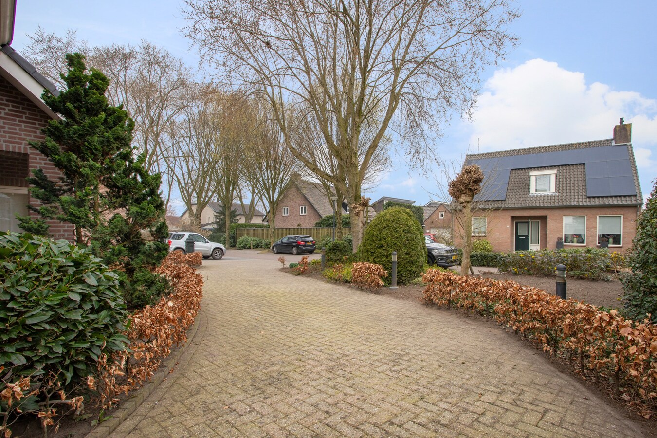 Vrijstaande woning, type landhuis met garage, carport, zwembad en 731 m2 grond. 