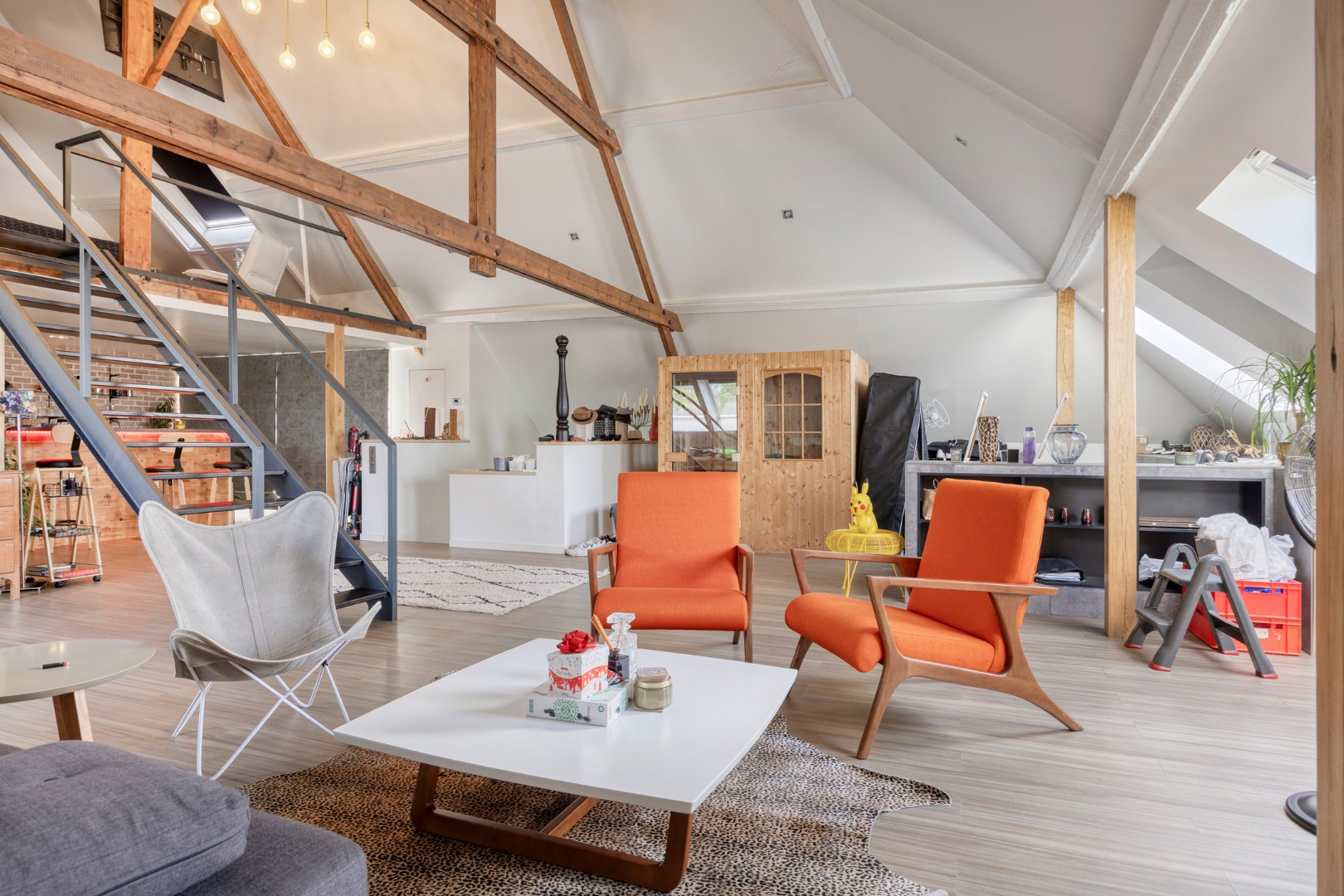 Handelshuis met horecazaak, 2 appartementen en luxueuze loft op toplocatie in Leopoldsburg 