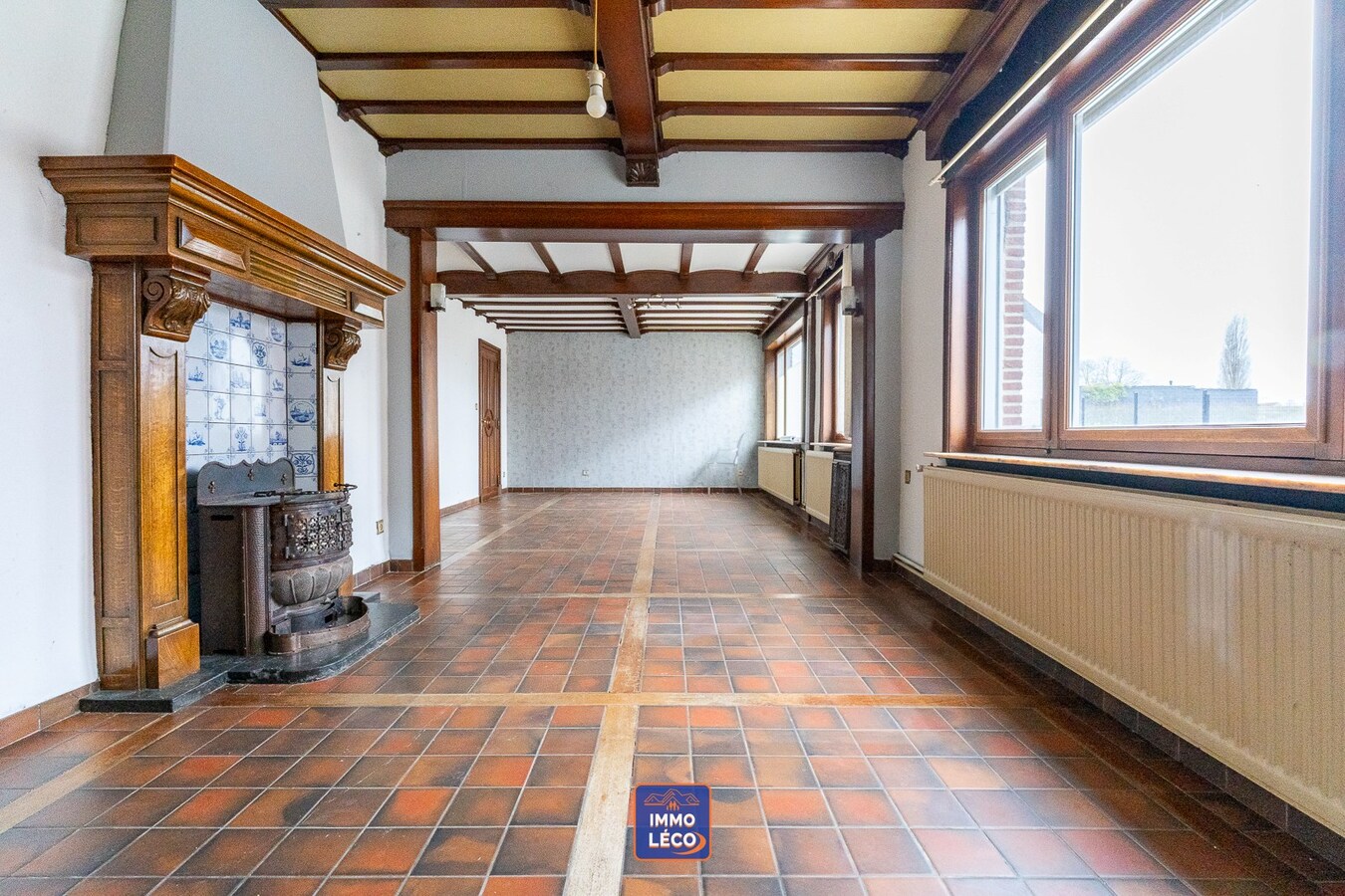 Maison à rénover offrant un excellent potentiel et de beaux volumes, avec garage. 