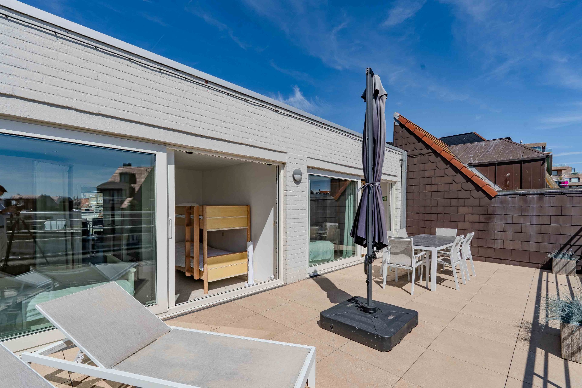 Schitterend penthouse met 2 slaapkamers, ruime terrassen en zijdelings zeezicht. 
