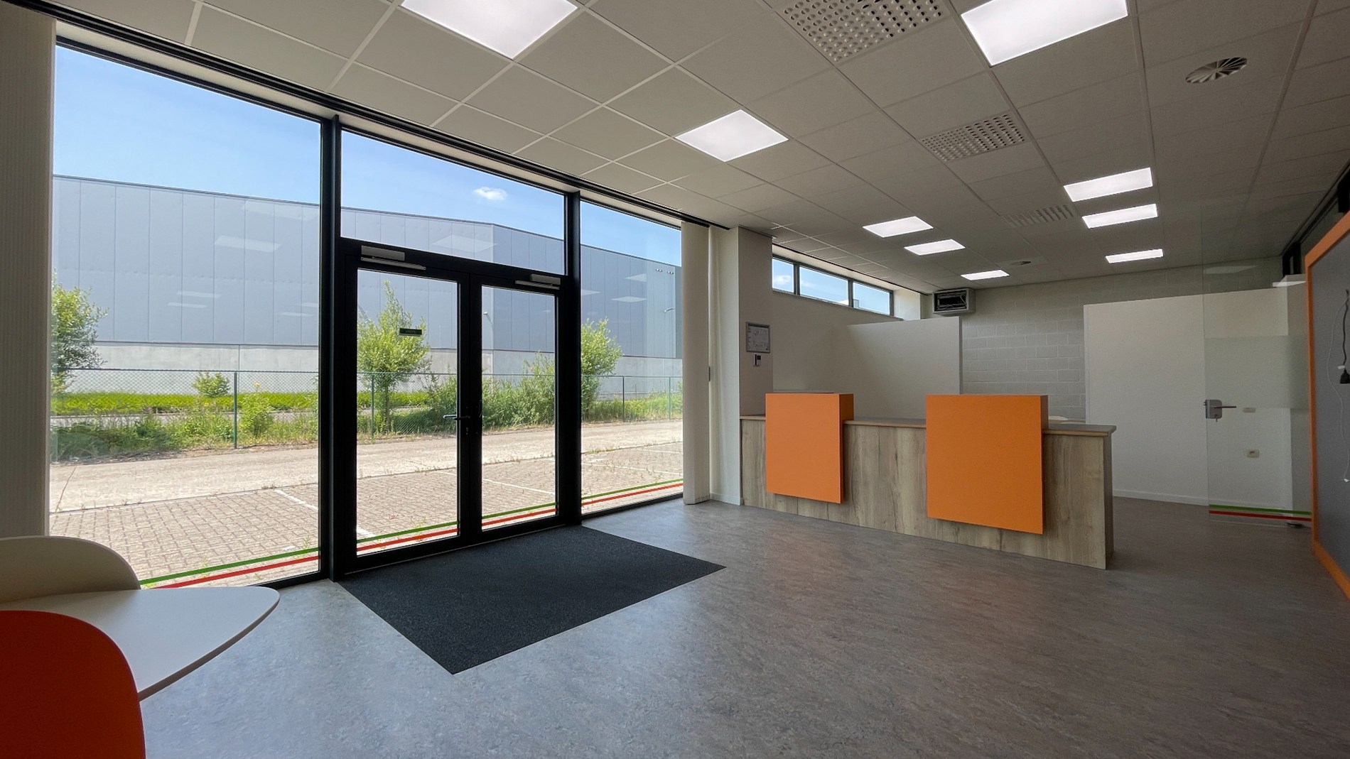 Loods met kantoor te huur nabij E19 in Mechelen