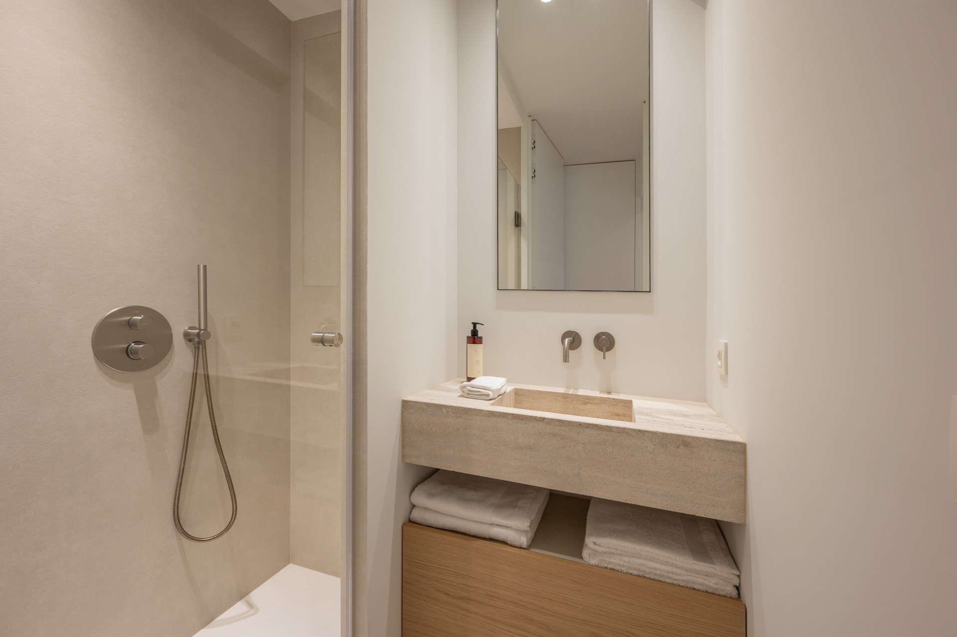 Appartement rénové de haut standing situé du côté ouest avec vue latérale sur la mer. 