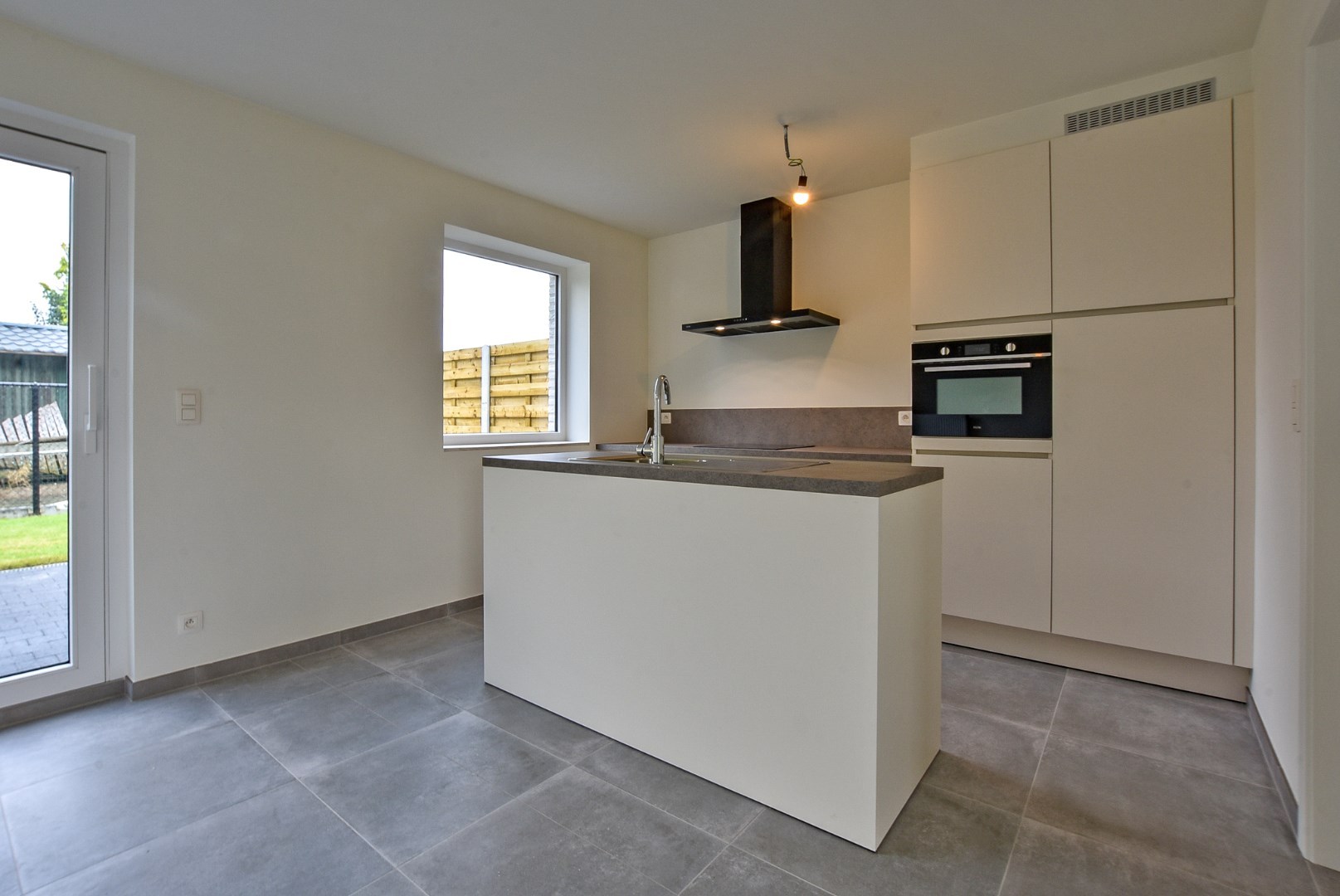 Ruime energiezuinige nieuwbouwwoning (2024) met inpandige garage op 193m² gelegen te Houthulst. 