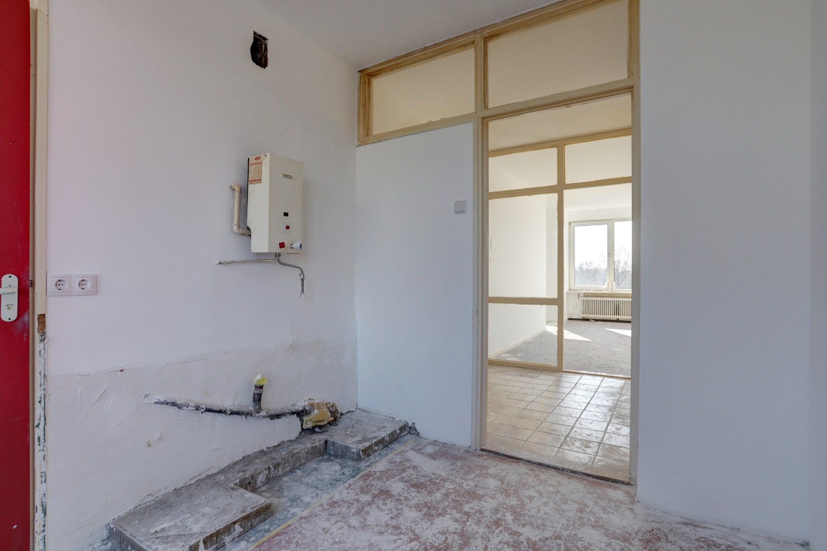 Dit 3 (voorheen 4) kamer appartement is helemaal naar eigen smaak te realiseren met 2 slaapkamers (3e slaapkamer is gemakkelijk te realiseren), 3 balkons, berging in de onderbouw en gelegen op eigen g 