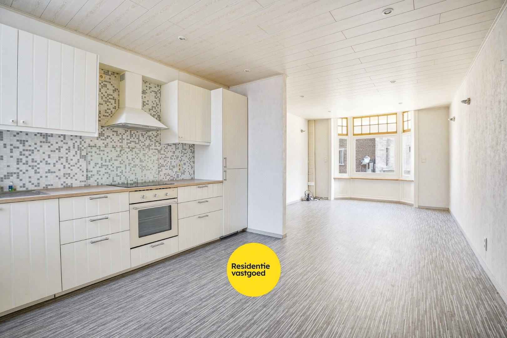Goed gelegen gebouw op 117m² te De Panne bestaande uit een handelsruimte en woonst. 