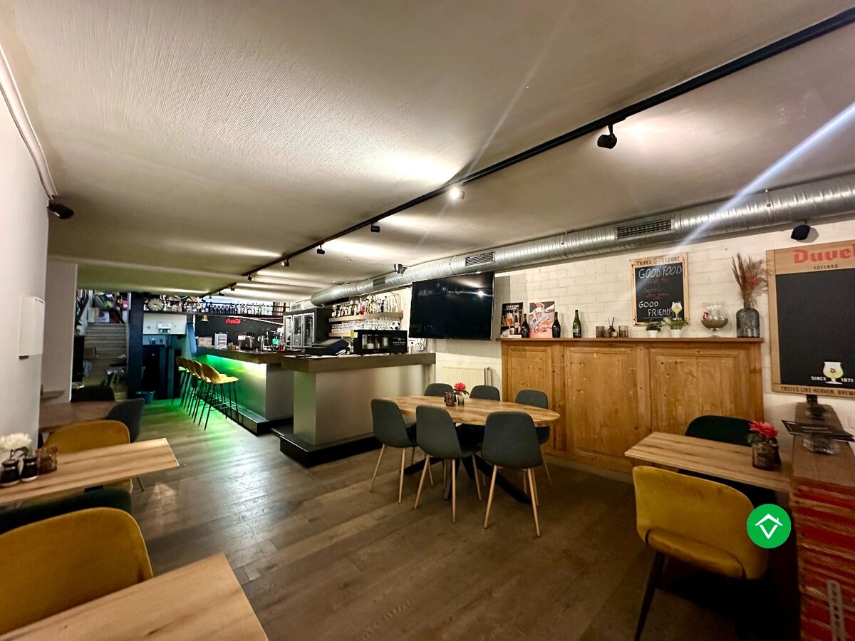 Café “Foelard” - centraal gelegen handelszaak op de Markt van Torhout 