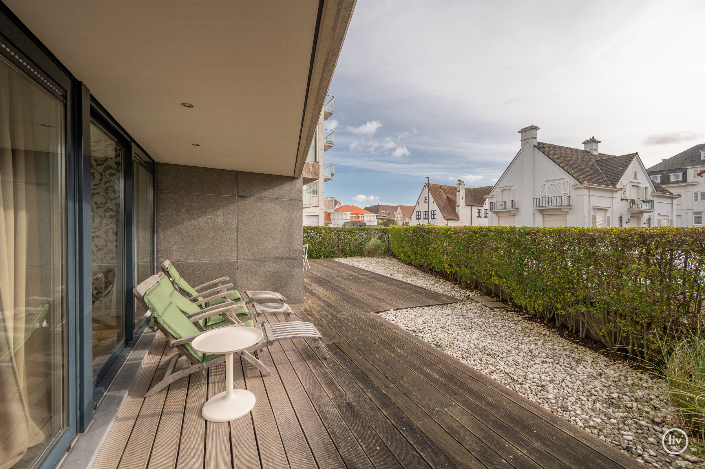 Zeer ruim en zonnig gelijkvloersappartement met 3 slaapkamers, groot zonneterras en mogelijkheid tot aankoop van ruime garage. 