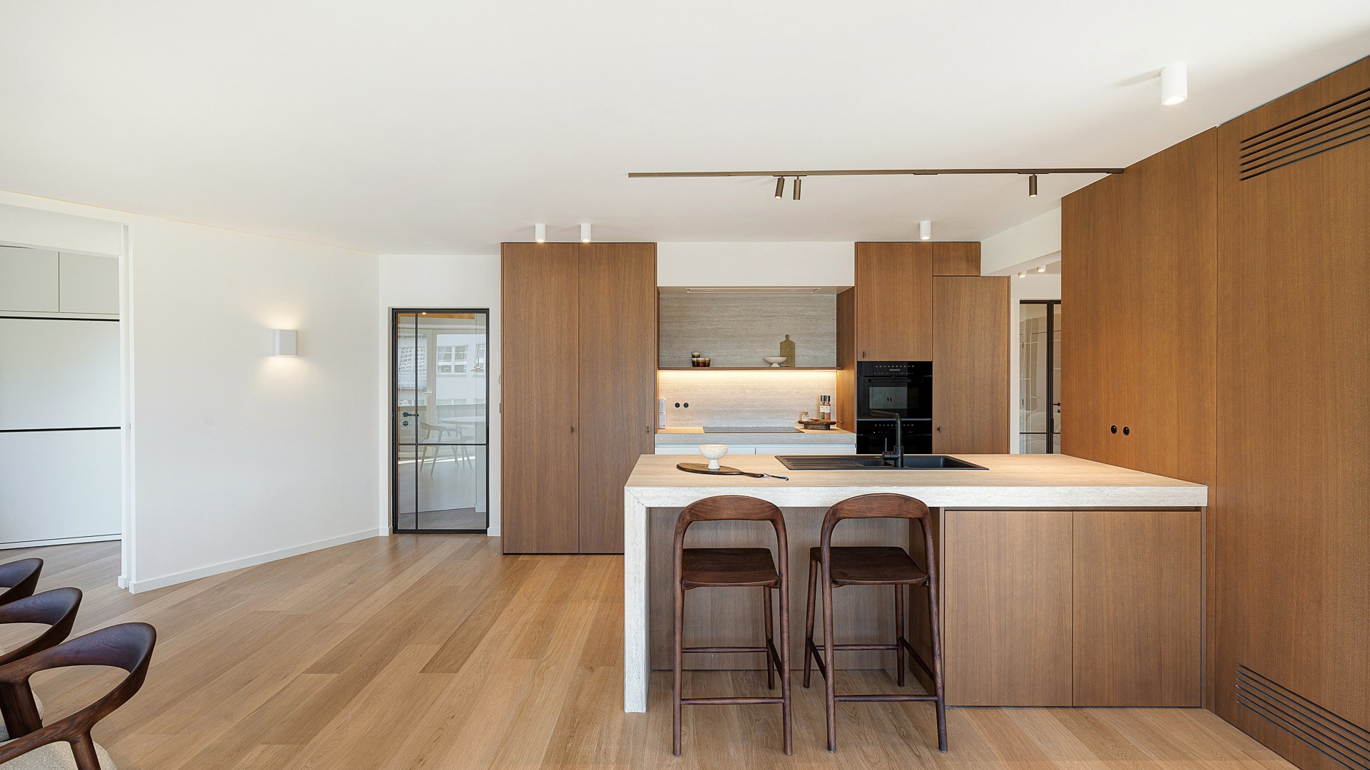 Appartement d'angle spacieux et luxueusement rénové avec des vues dégagées et une largeur de façade de plus de 16 mètres. 