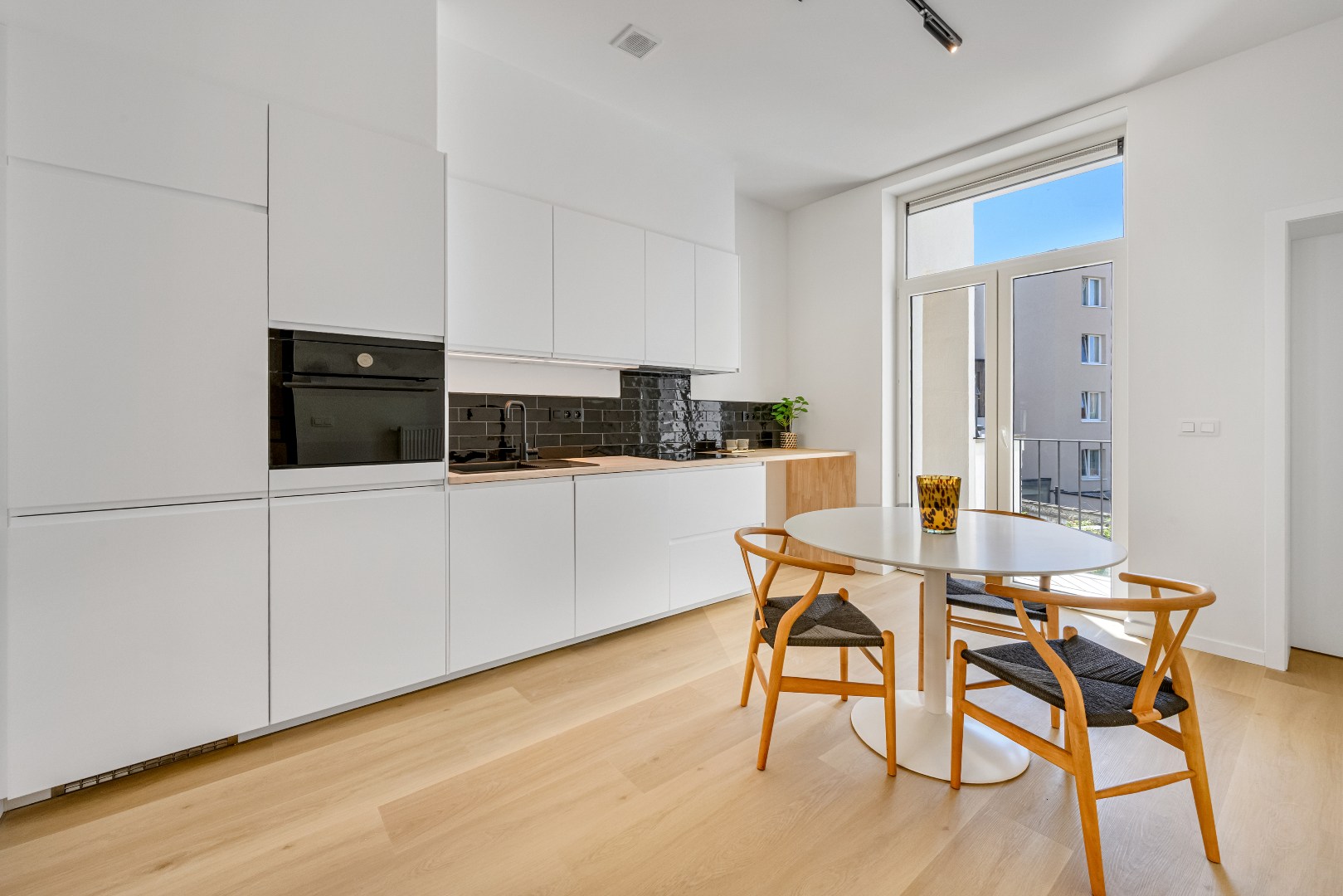 VERHUURD Stijlvol wonen in een  gerenoveerd appartement nabij Station Gent-Sint-Pieters 