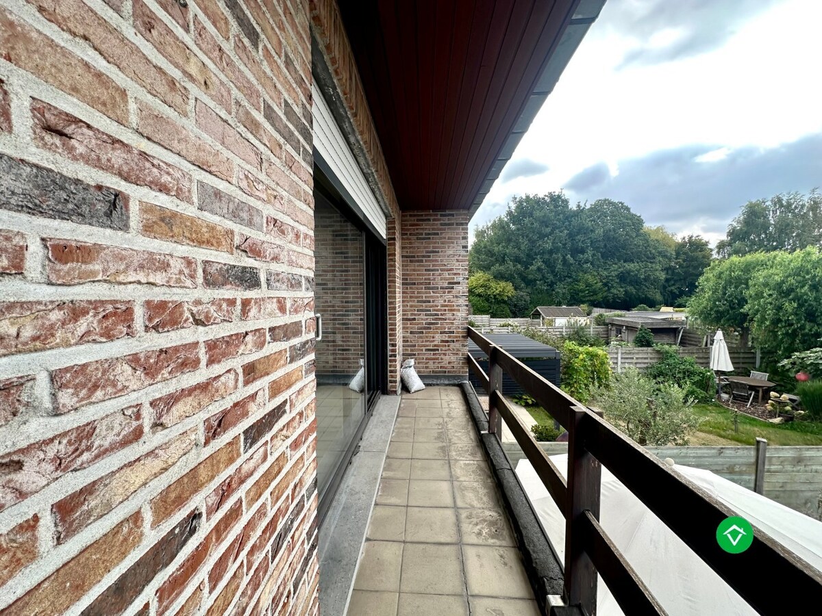 Ruim duplexappartement met terras en garage nabij centrum Roeselare 