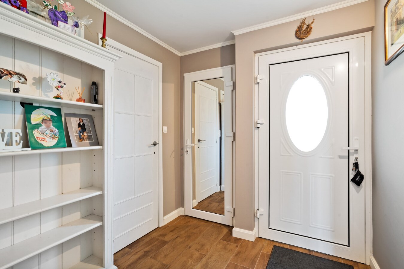 Prachtig gelegen halfopen woning met garage en prachtige landelijke verzichten. 