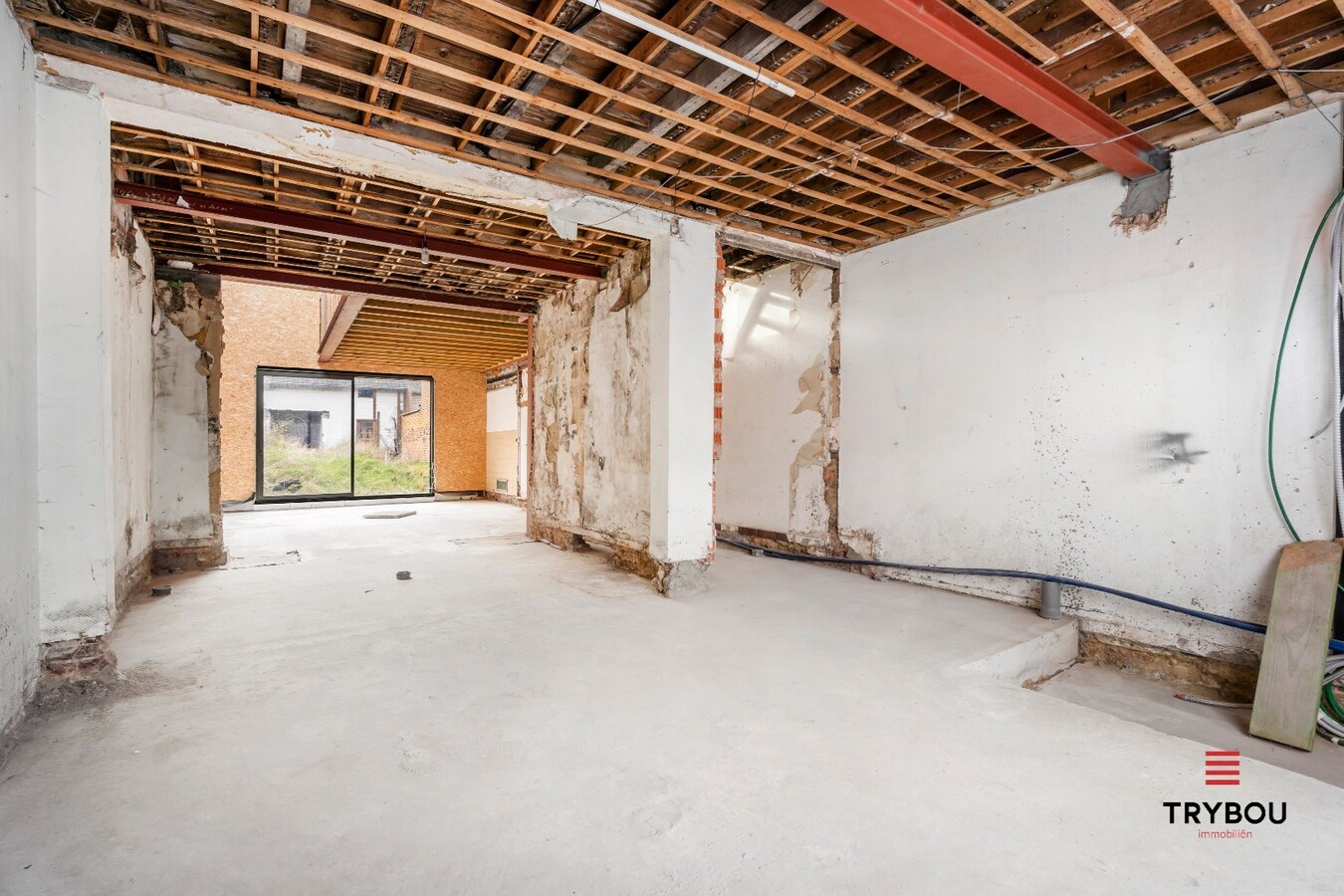 Uiterst ruime woning met garage in het centrum van Kortemark 