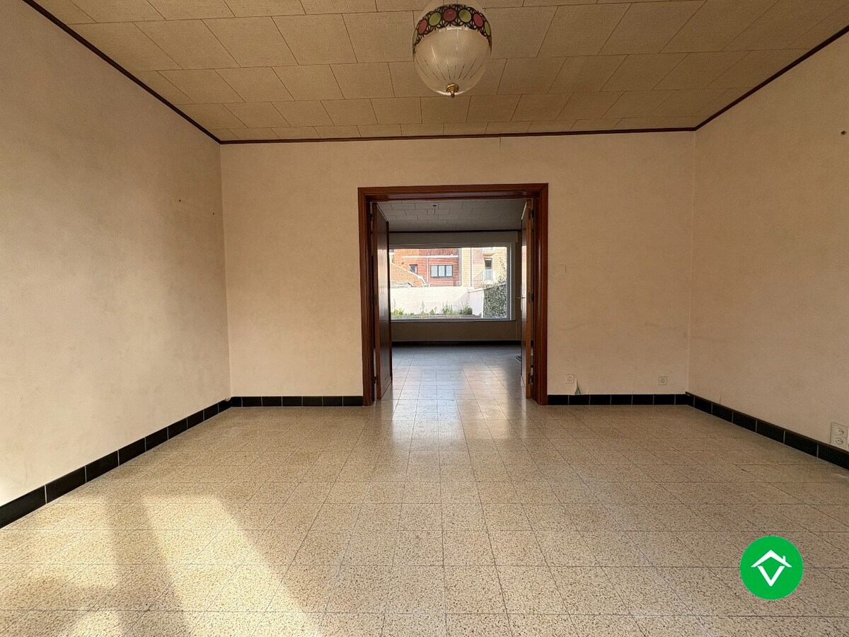 Te koop: Uniek gebouw met 2 appartementen, garage en ruime tuin – hartje Nieuwpoort-Stad 