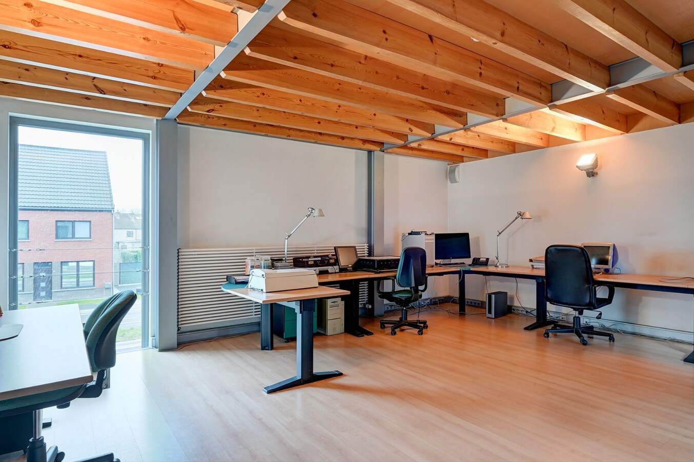 GOED GELEGEN KANTOORGEBOUW TE HERK-DE-STAD met DIVERSE DOELEINDEN 