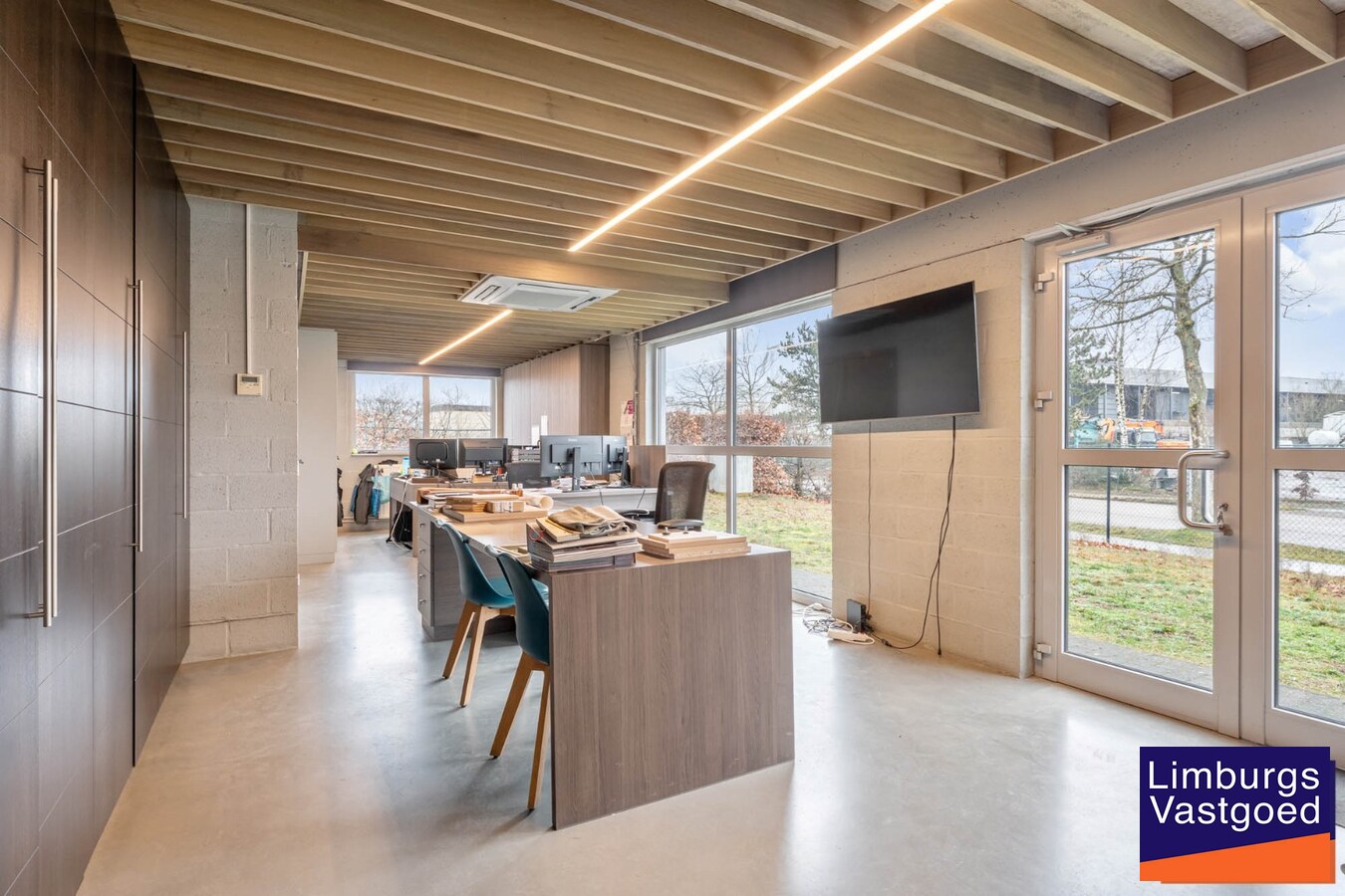 Industrieel gebouw, met woonst.1.696m², met kantoren 120m² + appartement 120m², Genk-Zuid 