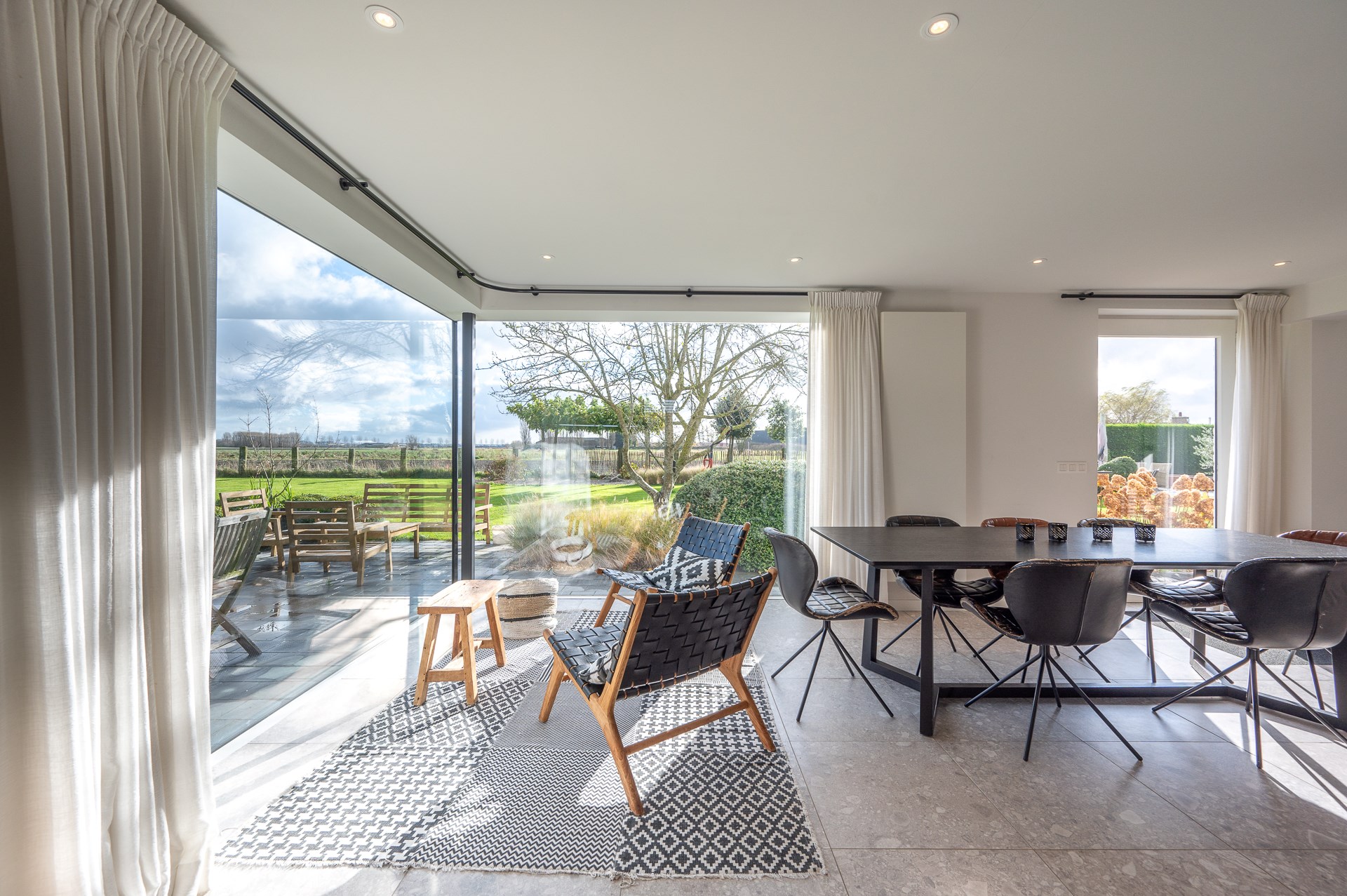 Propriété exceptionnelle et rénovée (5 510 m² de terrain) à proximité du centre de Knokke-Heist et bénéficiant d'une vue exceptionnelle sur les polders de Knokke. 