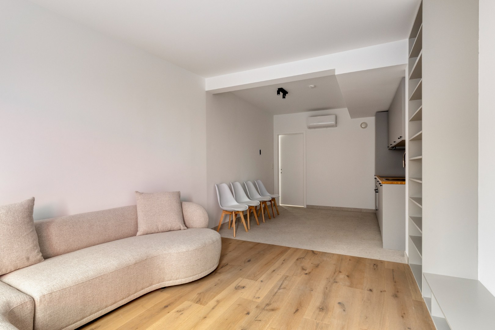 Volledig gerenoveerd en bemeubelde appartement met slaapkamer en bureau en terras in centrum Leuven! 