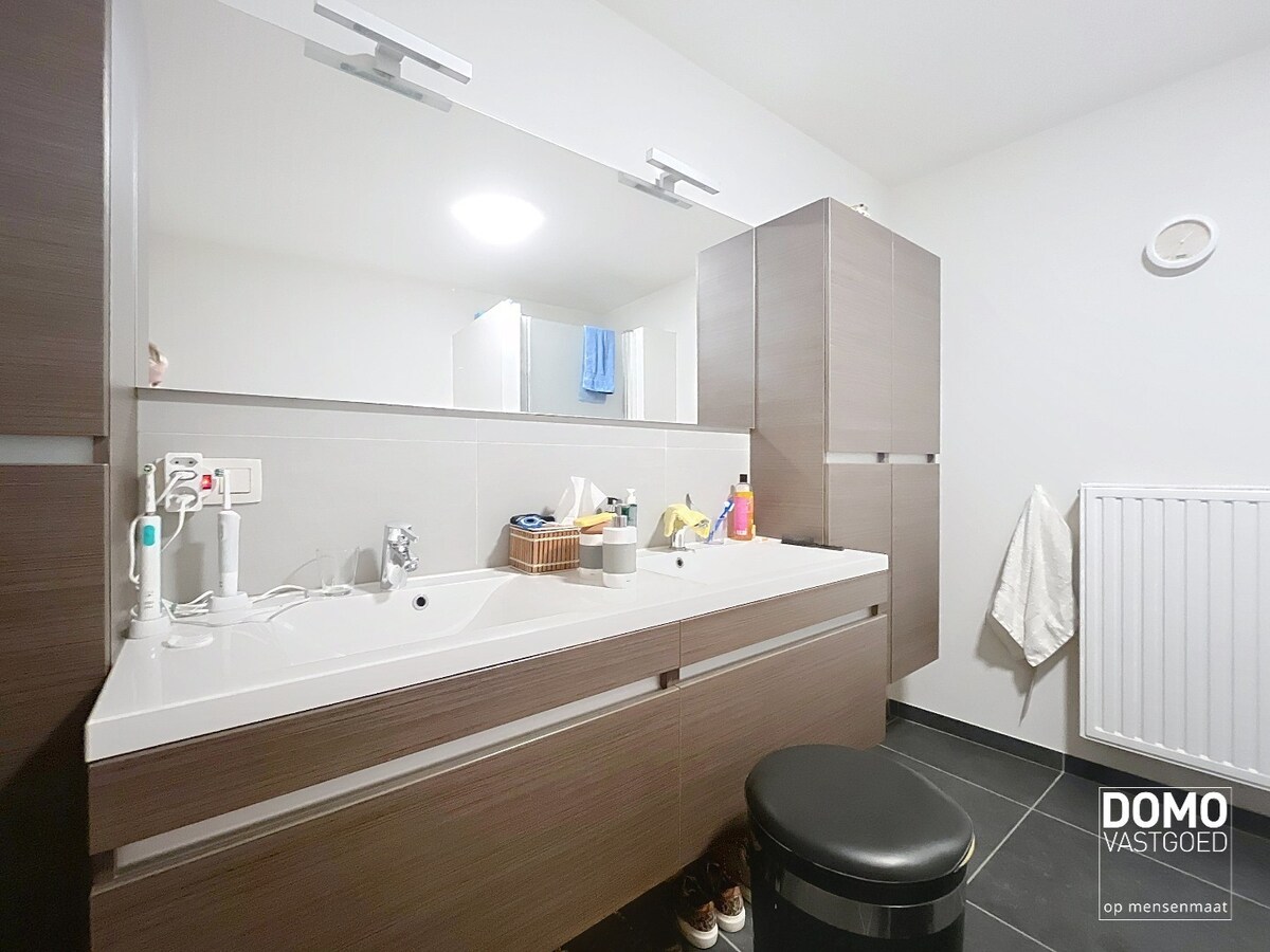 RUIM APPARTEMENT VAN 120 M² MET TERRAS, LIFT, 2 SLAAPKAMERS EN AUTOSTANDPLAATS GELEGEN TE CENTRUM KERMT 