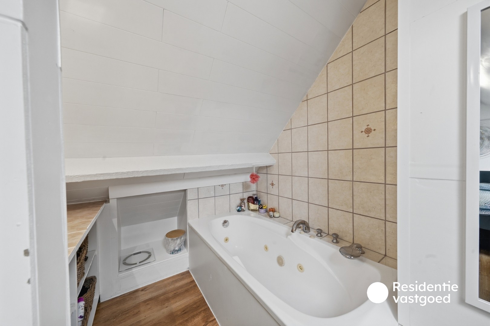 Instapklaar dakappartement met terras op centrale ligging 