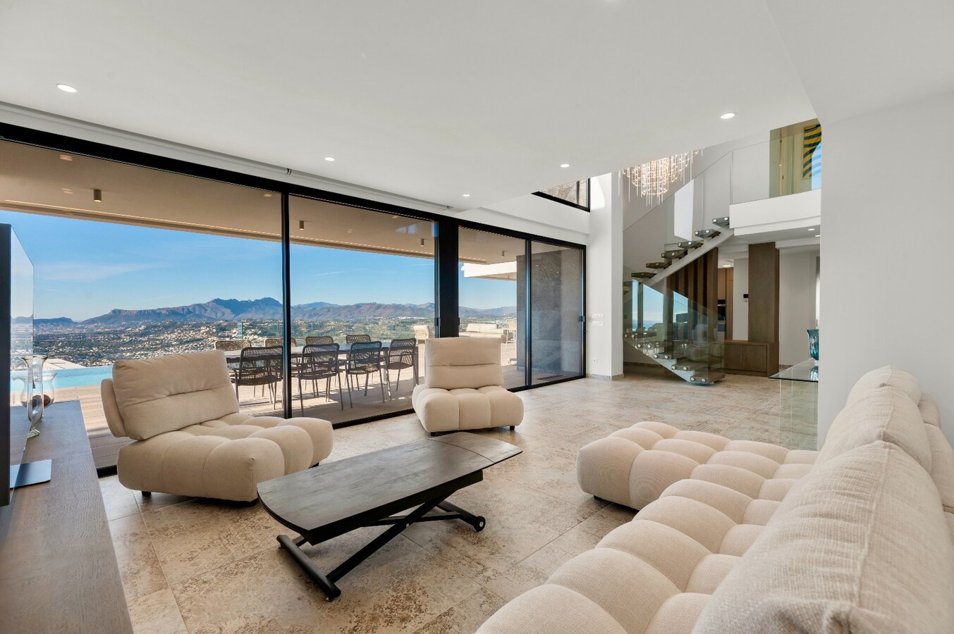 Een uitzonderlijke villa waar luxe, licht en panoramische waterzichten samenkomen. 