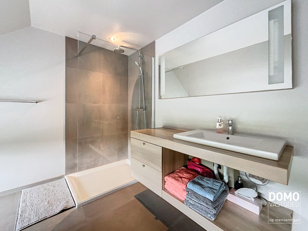 PRACHTIGE VILLA MET 3 SLAAPKAMERS, INPANDIGE GARAGE EN RUIME TUIN IN BOLDERBERG 