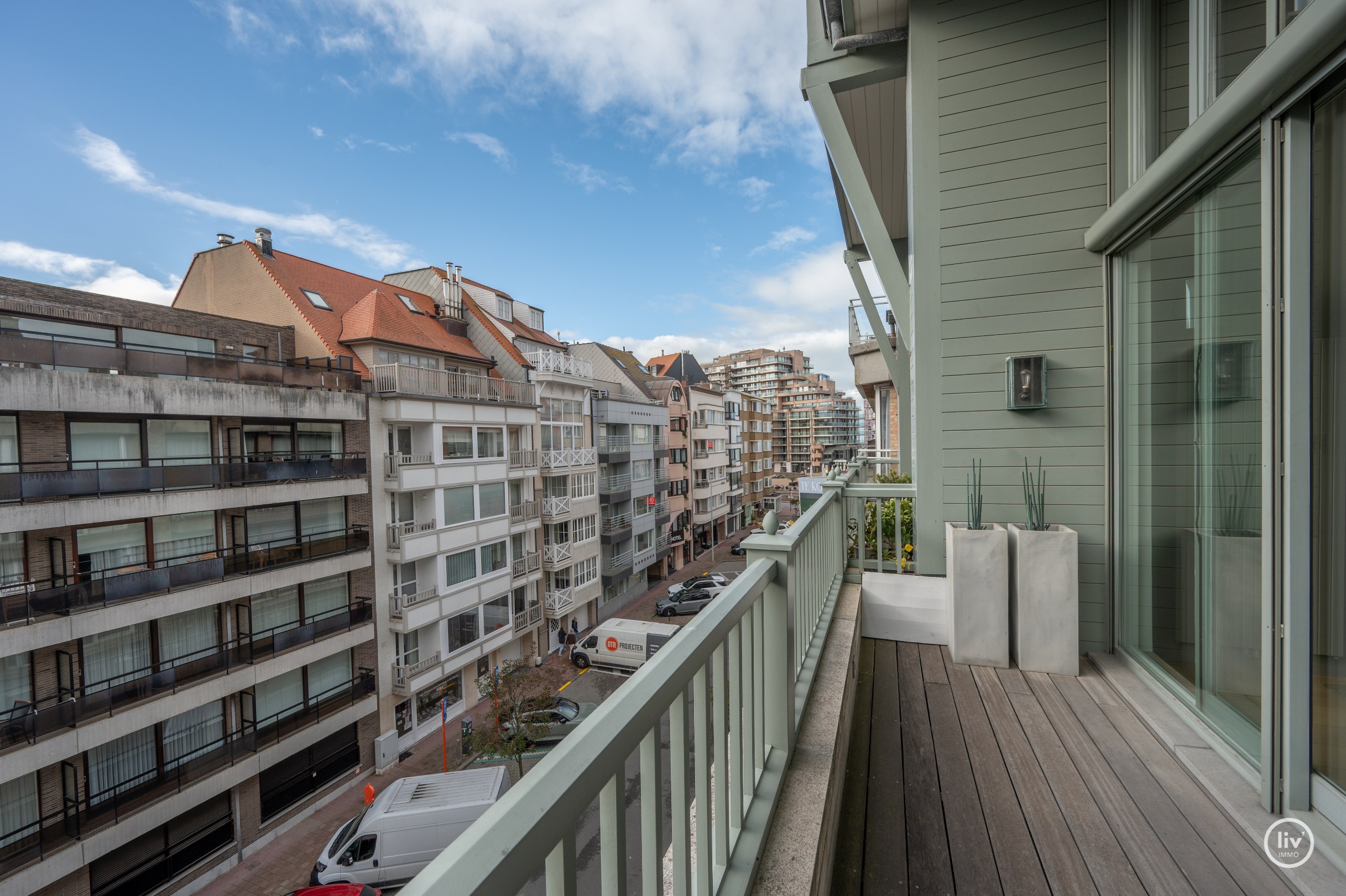 Récente mezzanine de 292 m2 située au centre avec de grandes terrasses, située dans la Vanbunnenlaan à Knokke. 