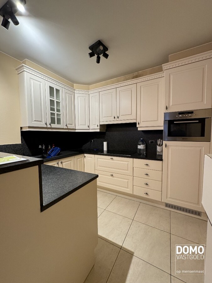 Ruim gemeubeld 2-slaapkamer appartement met terras op benedenverdieping in Halen 