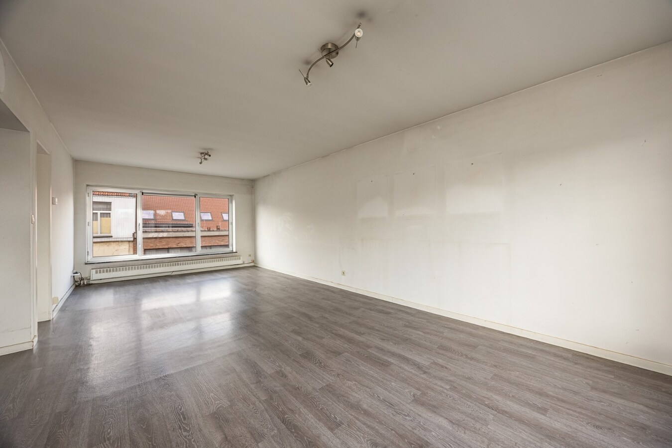 Te renoveren appt. met ruim terras te Antwerpen! 
