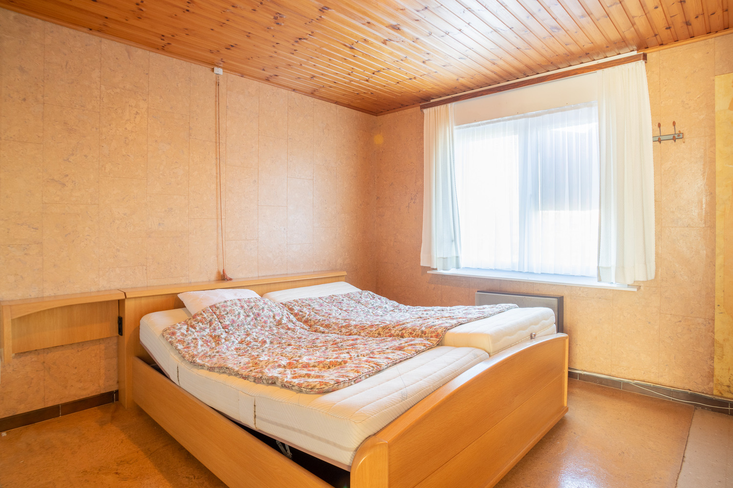 Halfopen woonhuis met grote, zonnige tuin op rustige ligging 