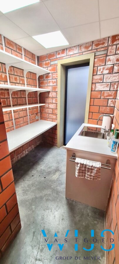 Opslagruimte van +- 90m² te huur te Evergem ! 