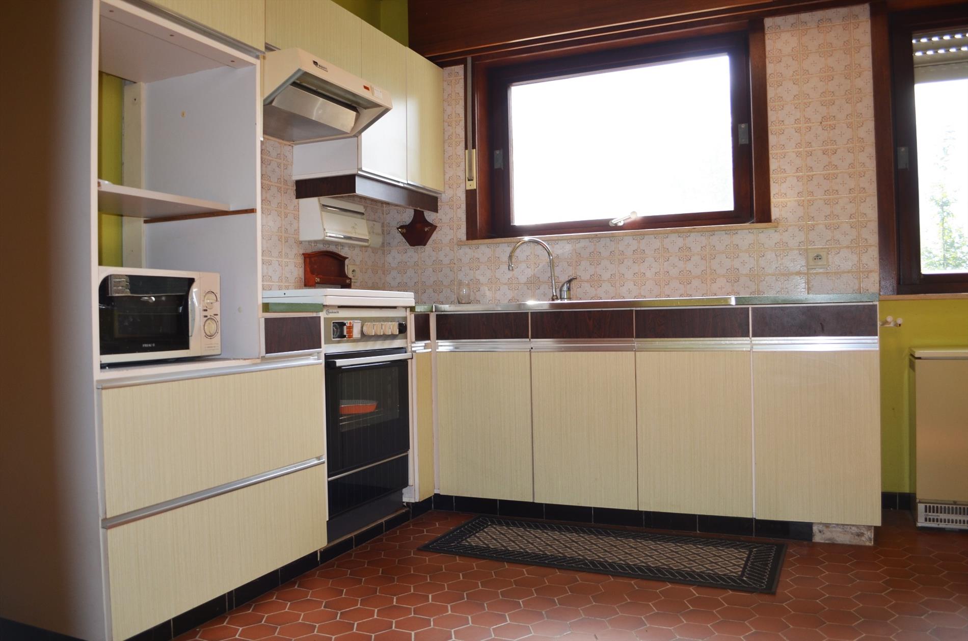 Te renoveren gezinswoning met 3 slpks, garage en tuin rustig gelegen te Bassevelde 