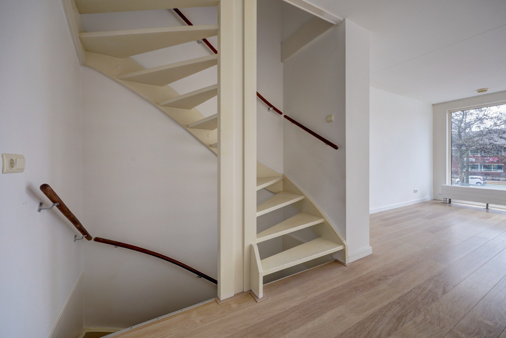 Energiezuinige (A-label) en instapklare 6-kamer tussenwoning met lichte woonkamer, moderne keuken, vijf slaapkamers, zonnige onderhoudsvriendelijke tuin met achterom en gelegen op eigen grond. 