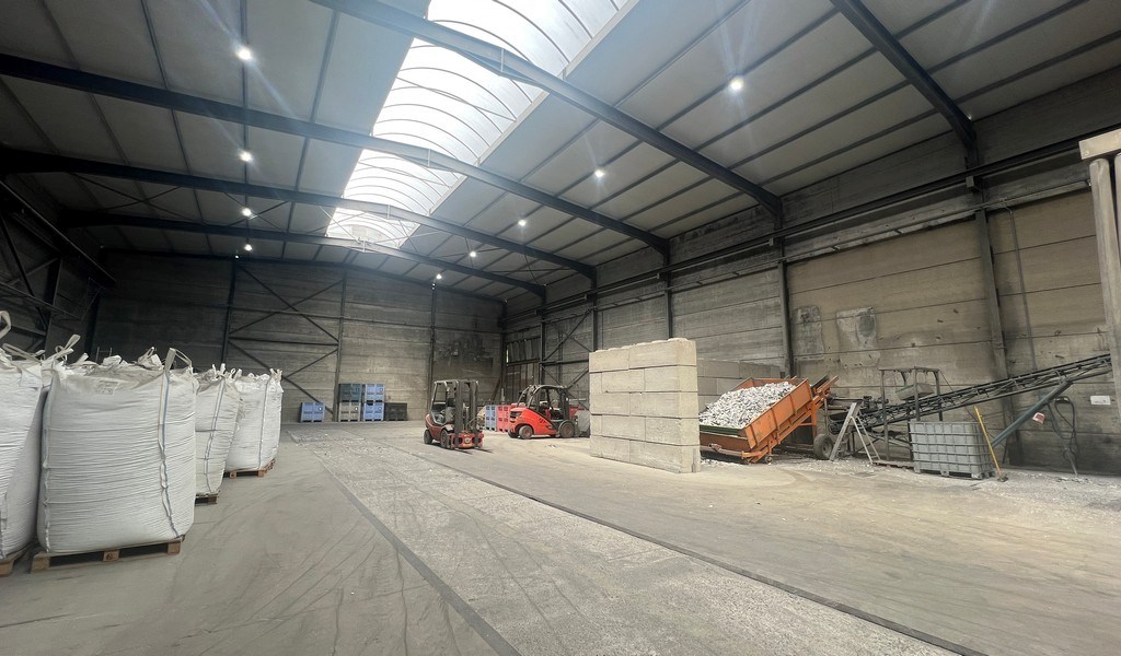 Loods met verharde buitenruimte te huur in Waregem