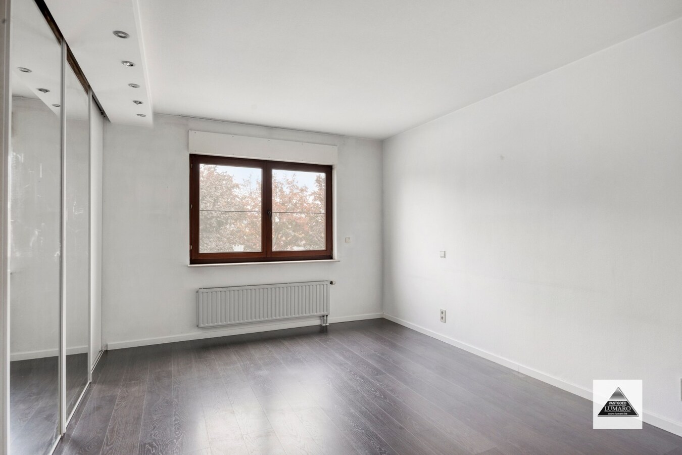 Appartement (175 m²) met 3 slaapkamers, terras (25 m²), 2 badk., 2 garages, berging. 1e verdiep (lift). 
