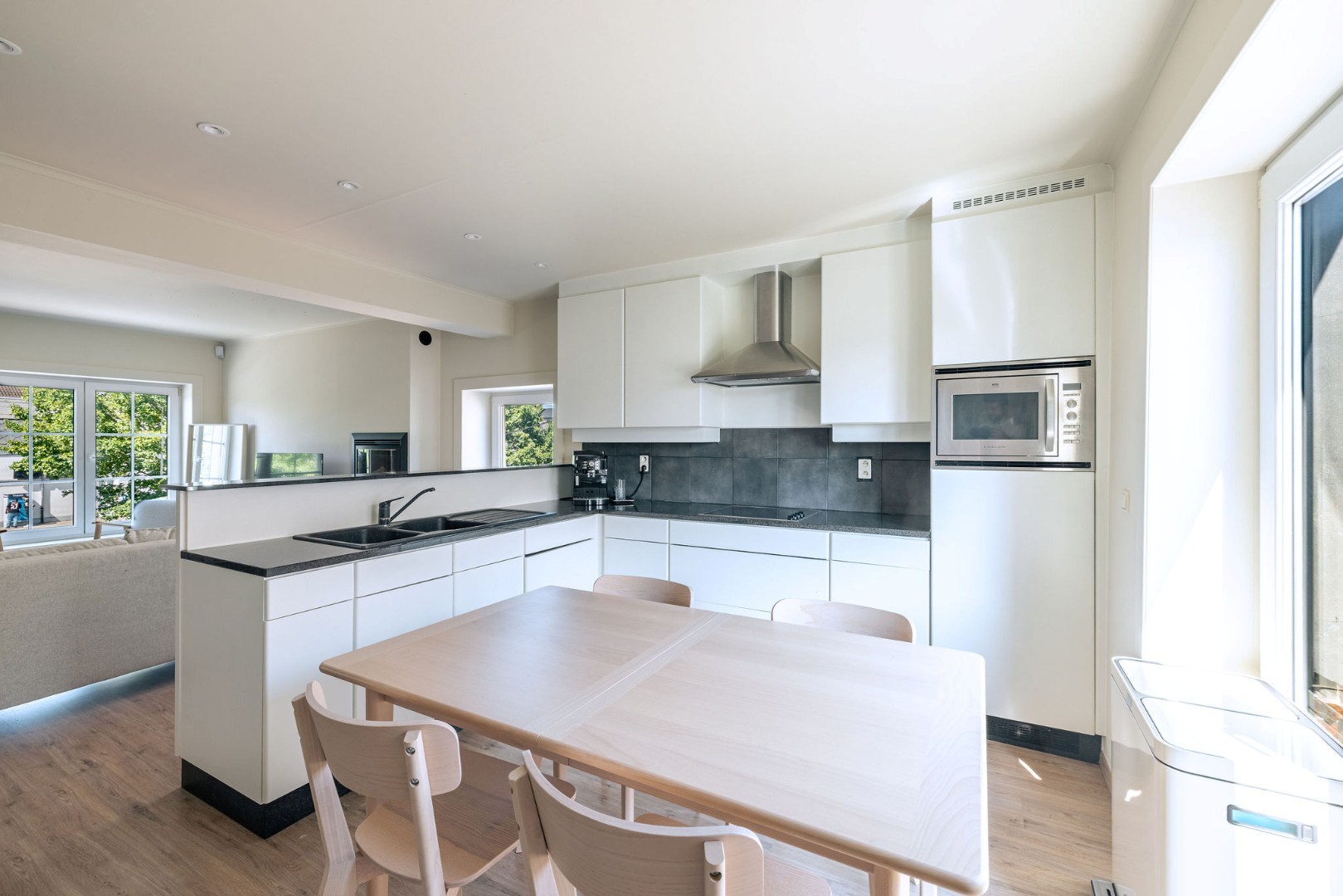 Instapklaar duplexappartement met ruim terras op centrale ligging te Wetteren 