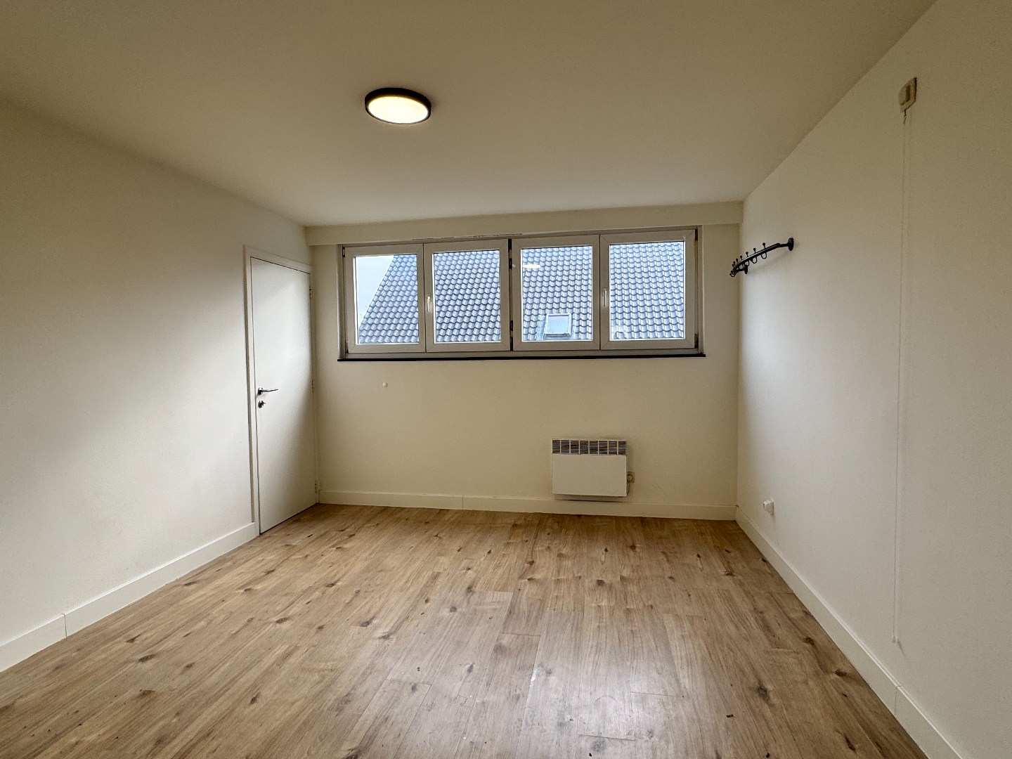 Verzorgd appartement met 2 slaapkamers en garage. 