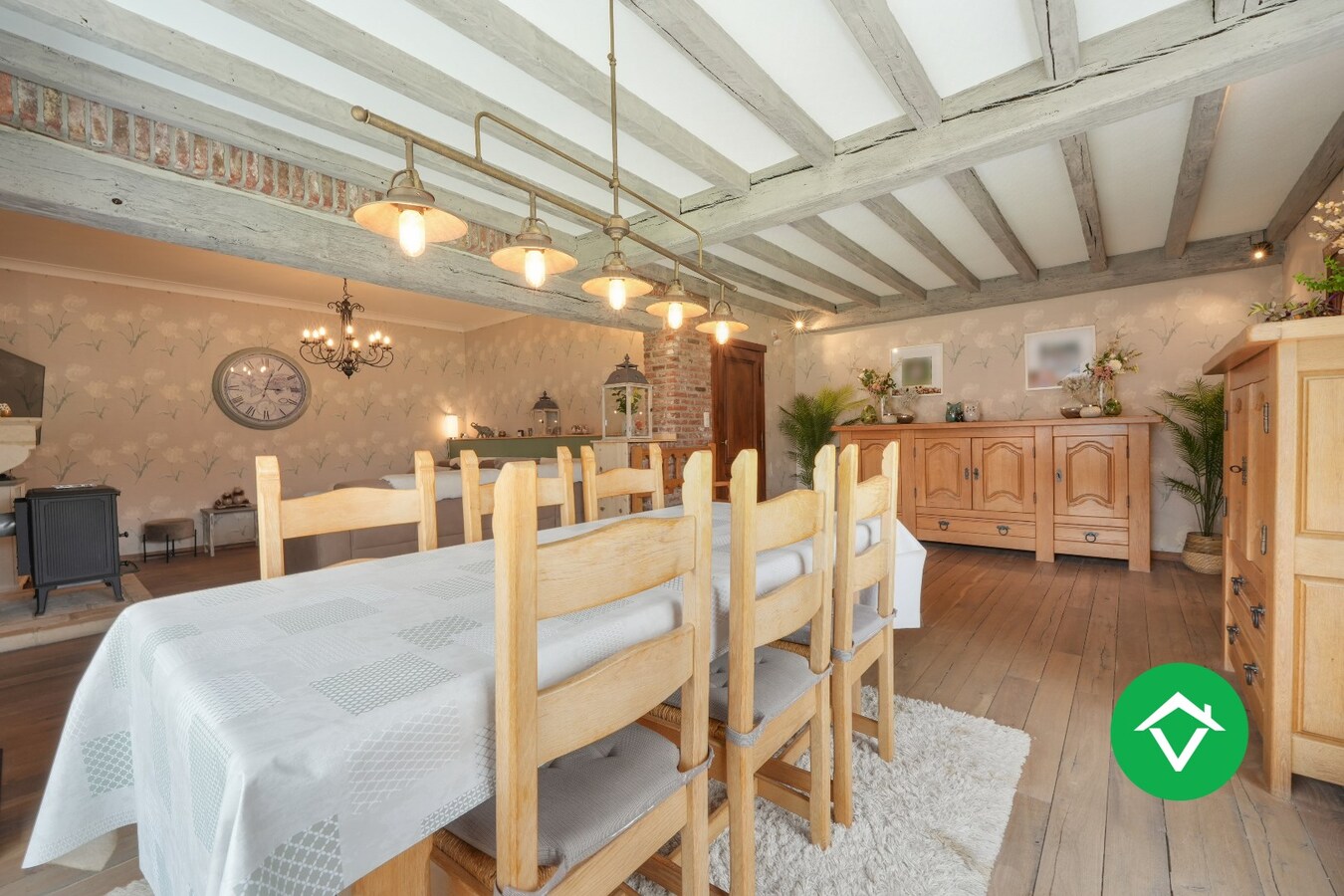 Halfopen woning te koop met dubbele garage in het centrum van Zarren 