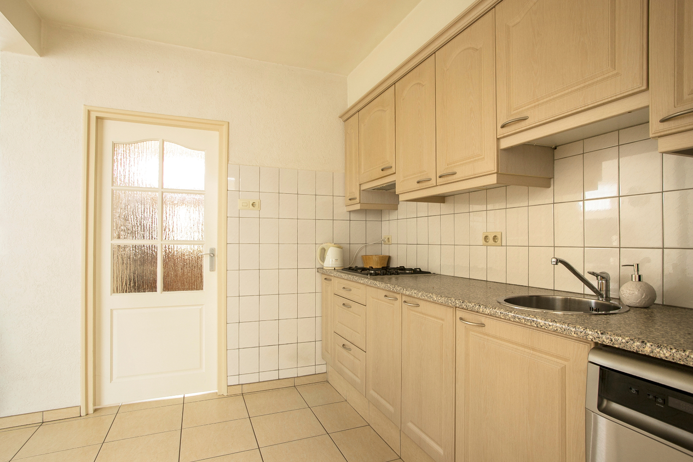 Hoekwoning met garage, carport, overkapping en bergingen gelegen op 326m2 in het centrum van Bladel. 