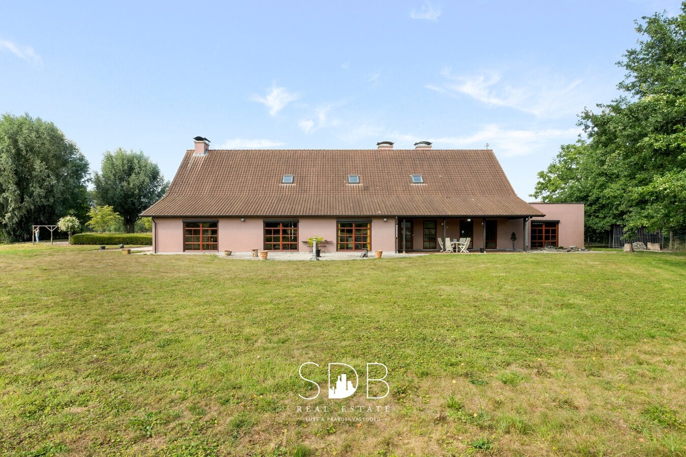 Hedendaagse villa met gezinstuin en graslanden op 7.496m² 