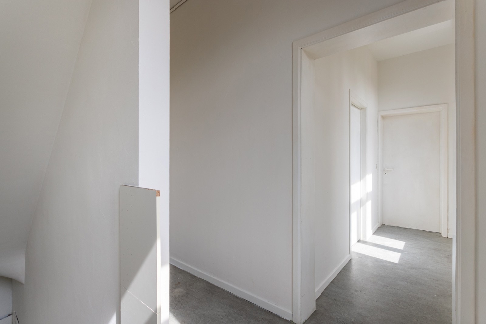 Opbrengsteigendom met 2 vergunde appartementen en kelders in het centrum van Halle 