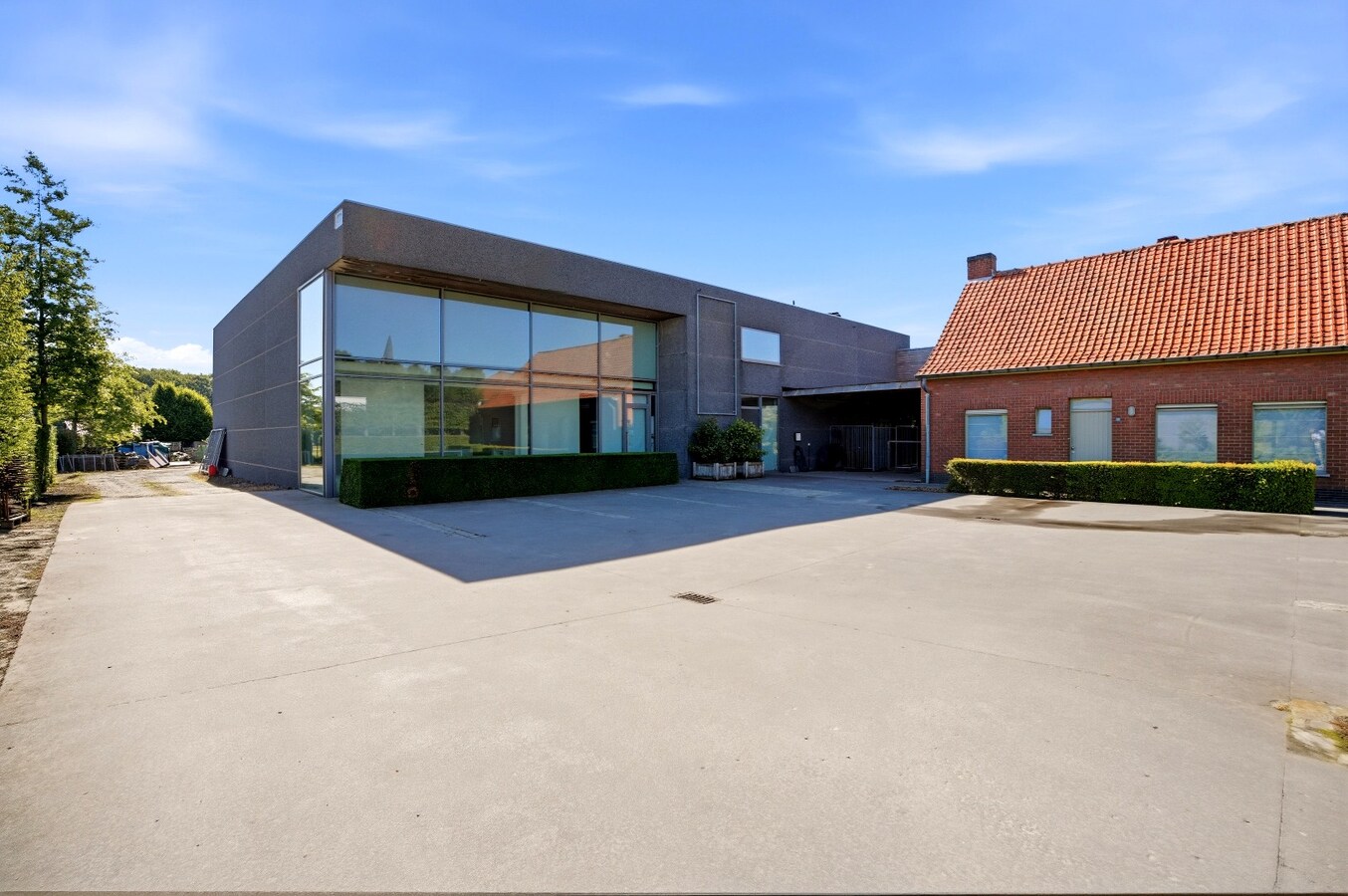 Uniek bedrijfsvastgoed met woonst in Westrozebeke te koop! 