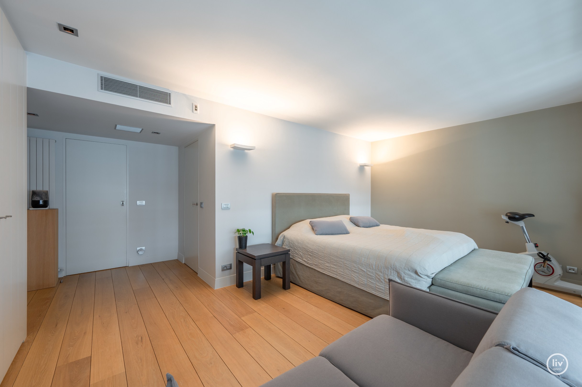 Récente mezzanine de 292 m2 située au centre avec de grandes terrasses, située dans la Vanbunnenlaan à Knokke. 