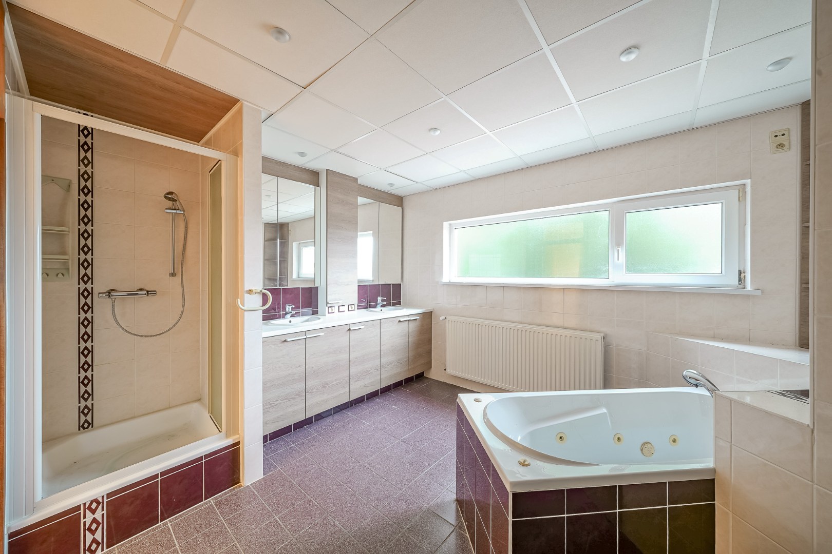 Winkelruimte met magazijn en woonst te Oostende 