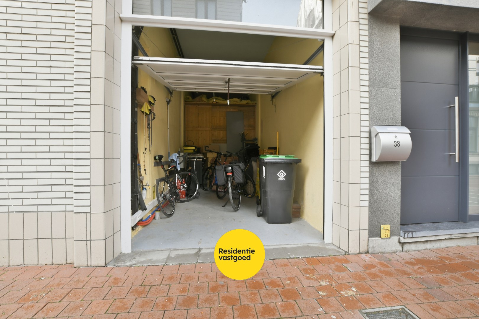 Karaktervol opbrengsteigendom met 4 appartementen nabij Grote Markt en strand in Blankenberge 